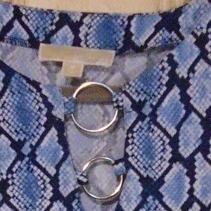 💝5/$25💖 Ladies Michael Kors snakeskin print key hole ring top bell sleeves